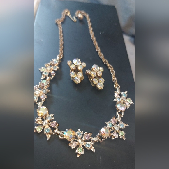 Vintage rhinestones floral design some uranium glass necklace and earrings set - Picture 2 of 13